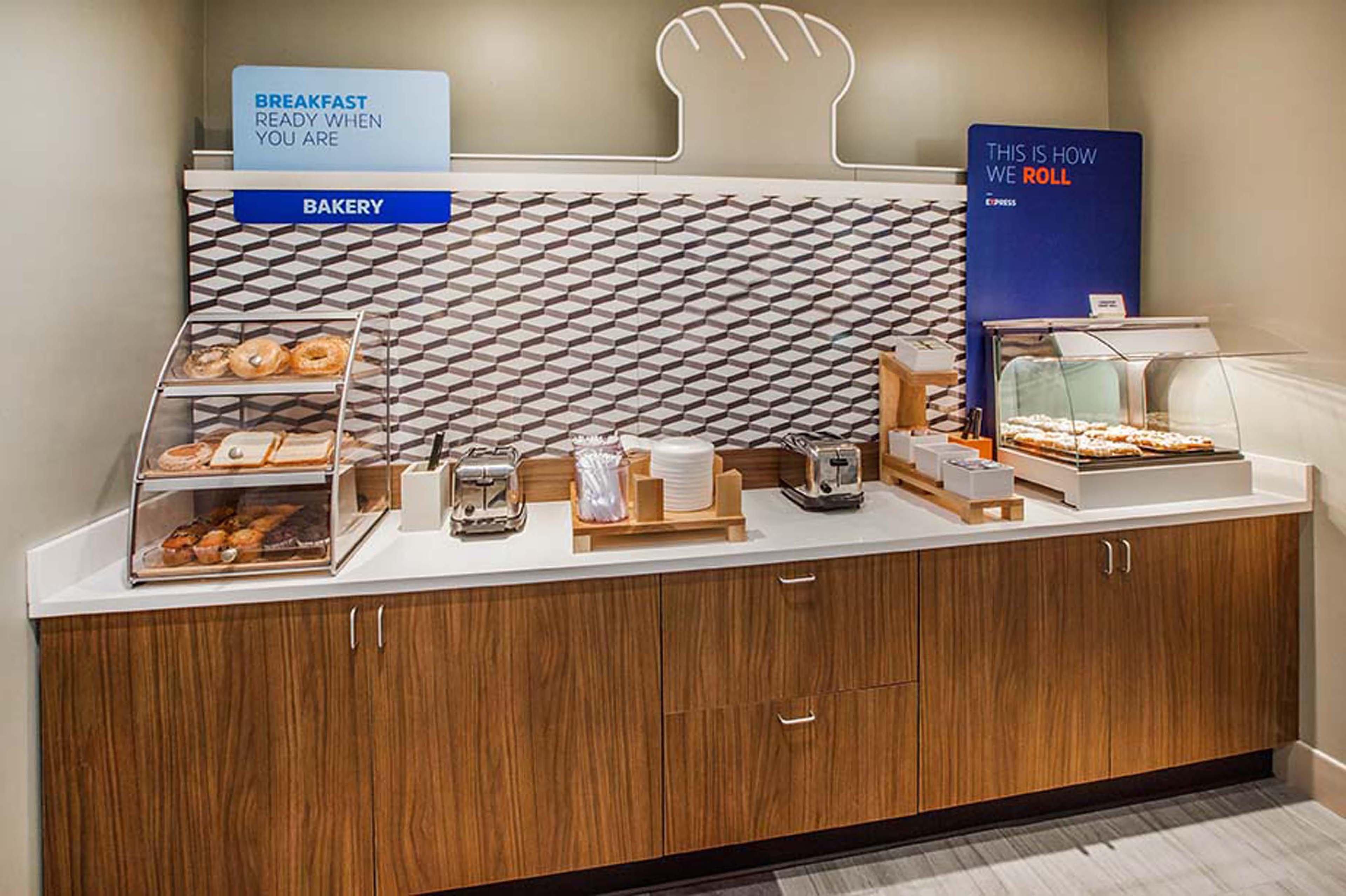 Holiday Inn Express Winnipeg Airport - Polo Park By Ihg Экстерьер фото
