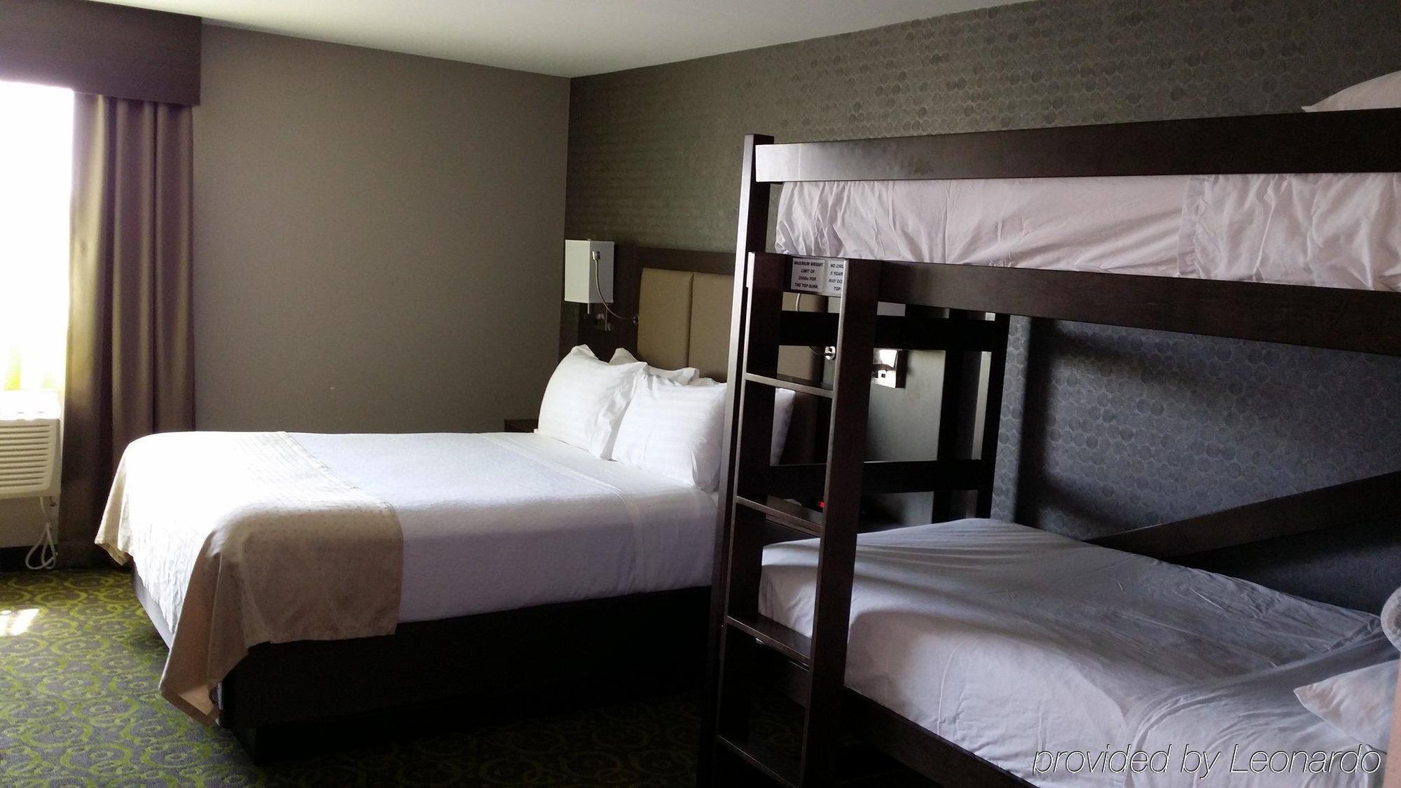 Holiday Inn Express Winnipeg Airport - Polo Park, An Ihg Hotel Экстерьер фото