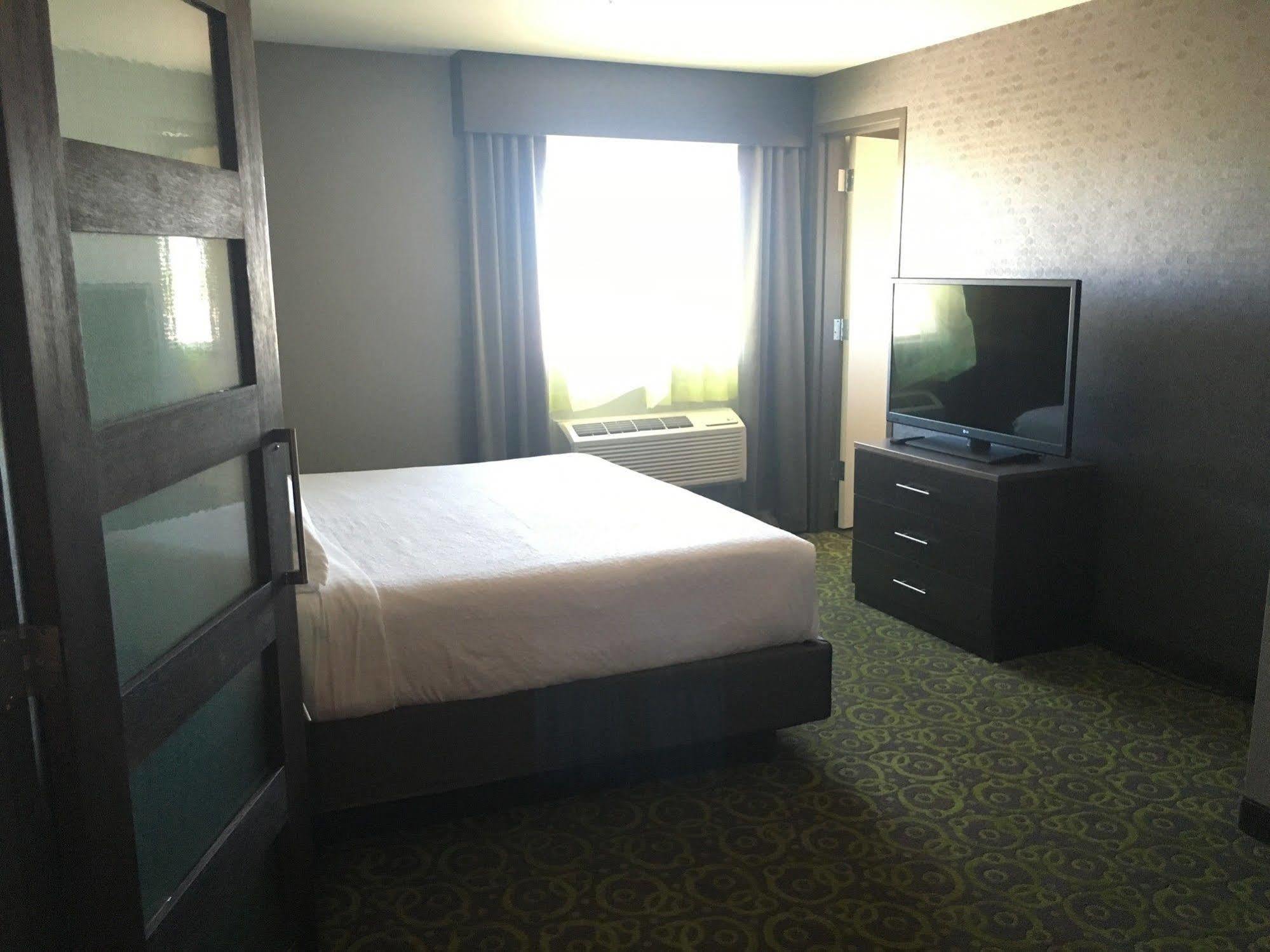 Holiday Inn Express Winnipeg Airport - Polo Park, An Ihg Hotel Экстерьер фото