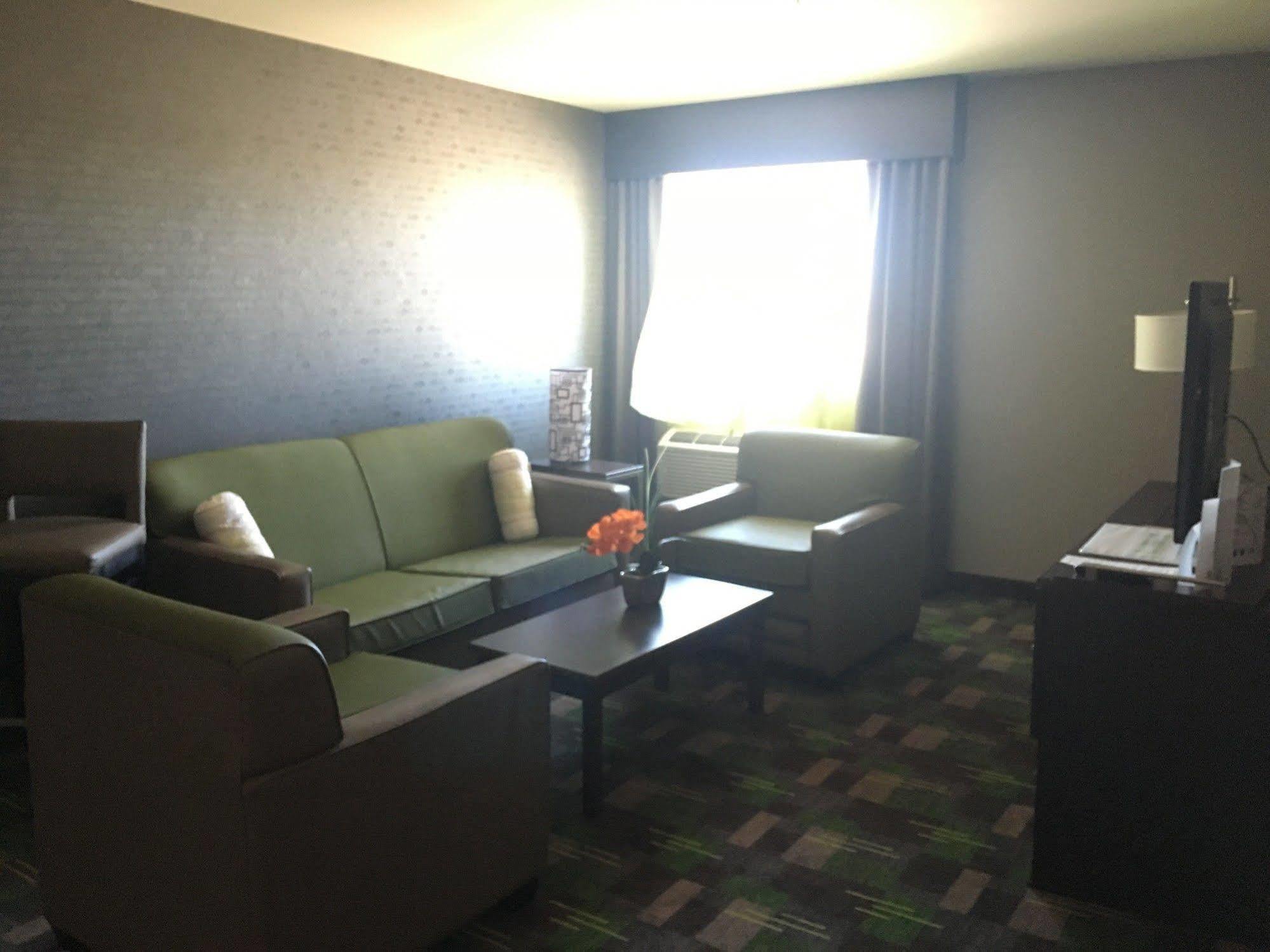 Holiday Inn Express Winnipeg Airport - Polo Park, An Ihg Hotel Экстерьер фото