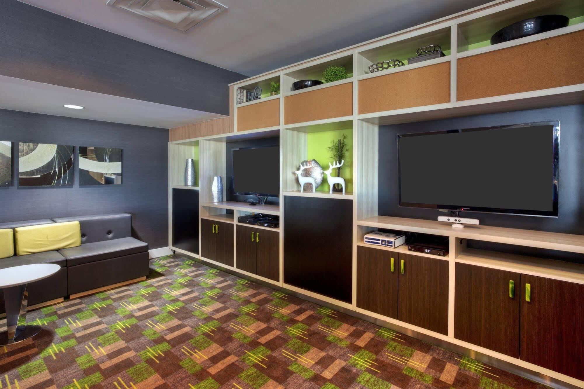 Holiday Inn Express Winnipeg Airport - Polo Park By Ihg Экстерьер фото