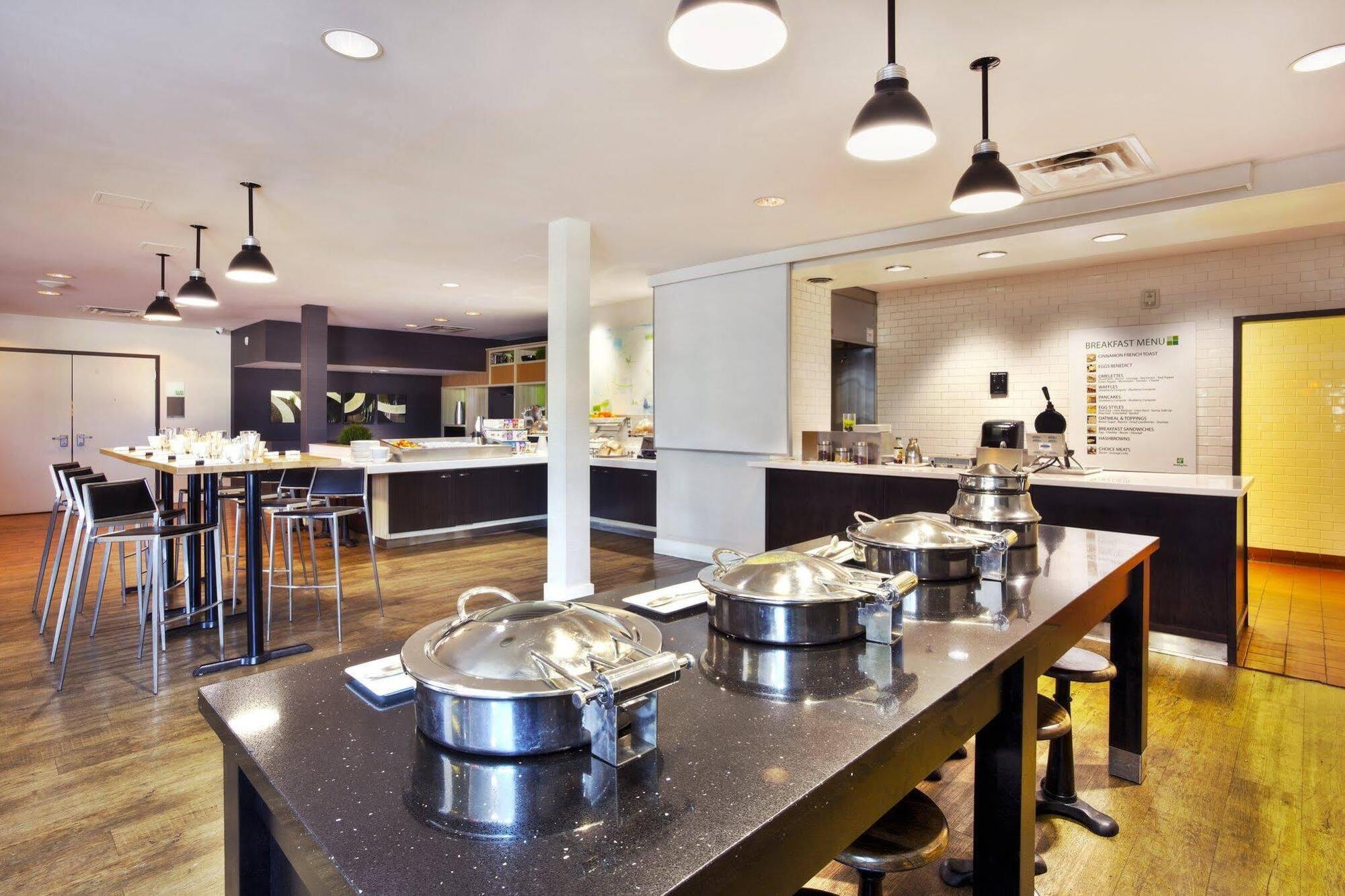 Holiday Inn Express Winnipeg Airport - Polo Park By Ihg Экстерьер фото